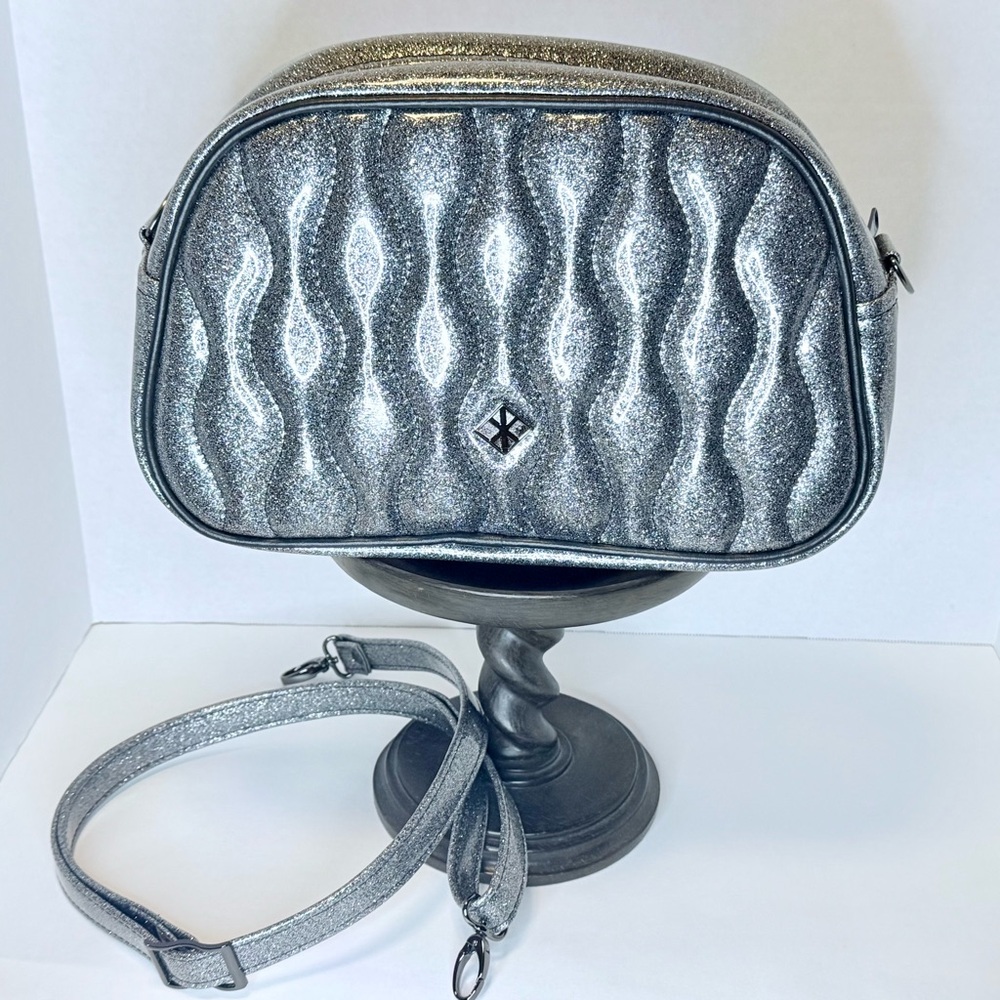 Double K Moxie Purse Dark Silver Glitter Vinyl Wavy Pleats Gunmetal Chrome